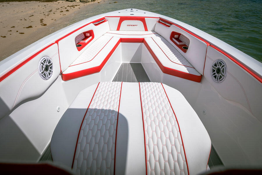 Luxury Forward Seating: <p>The 30 Open can be ordered with forward seating, or a removable sun pad for even more space to soak up the rays.</p>
